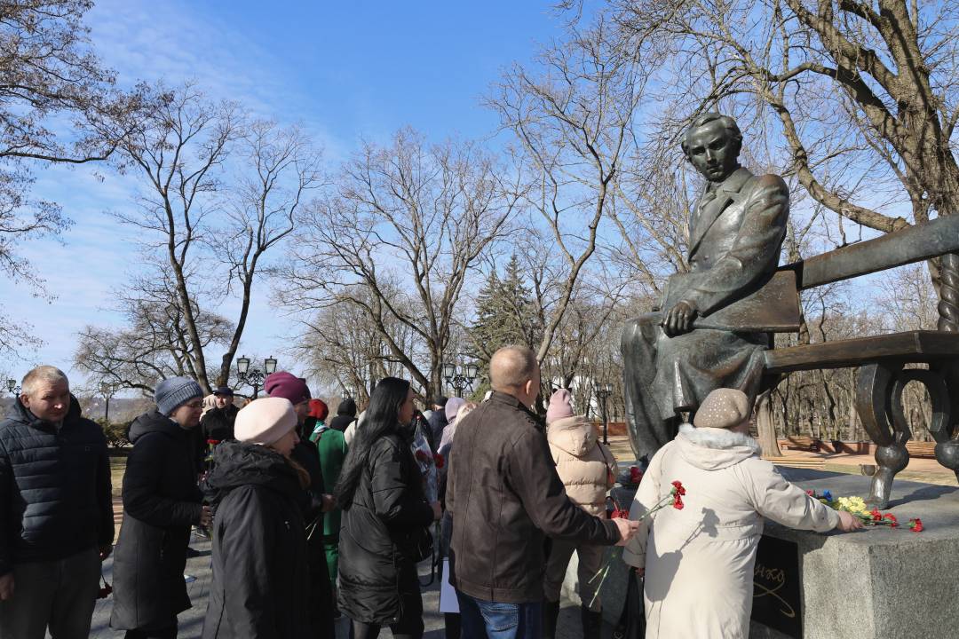 210-ту річницю з Дня народження Тараса Шевченка у Чернігові відзначили покладанням квітів до його пам'ятника на Валу