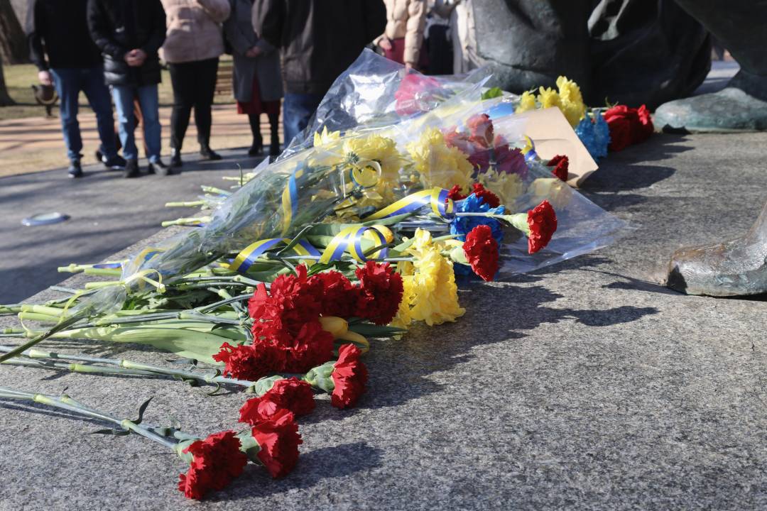 210-ту річницю з Дня народження Тараса Шевченка у Чернігові відзначили покладанням квітів до його пам'ятника на Валу