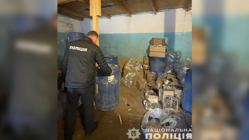 У двох чернігівців правоохоронці вилучили 2 тонни фальсифікованого алкоголю на понад пів мільйона гривень