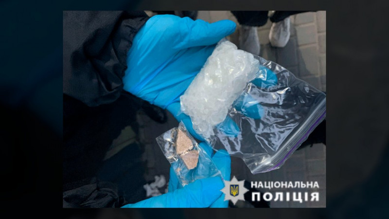 Щомісячний прибуток становив близько 250 тисяч грн: у Чернігові затримали чоловіка та жінку з партією психотропів