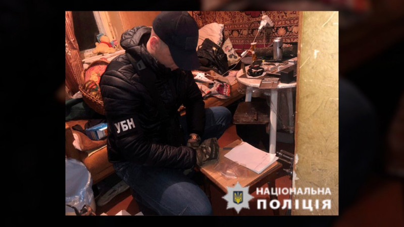Щомісячний прибуток становив близько 250 тисяч грн: у Чернігові затримали чоловіка та жінку з партією психотропів