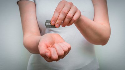 Самоушкоджувальна поведінка: чому людина завдає собі шкоди та чи може це призвести до суїциду
