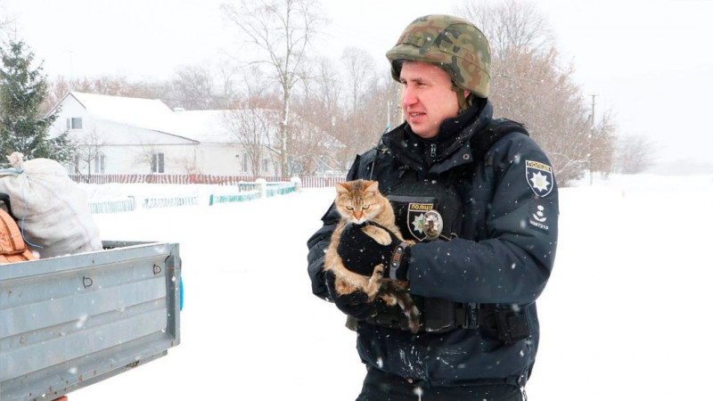 "Чому я досі тут": історія поліцейського із Семенівки, який евакуйовує жителів прикордоння Чернігівщини