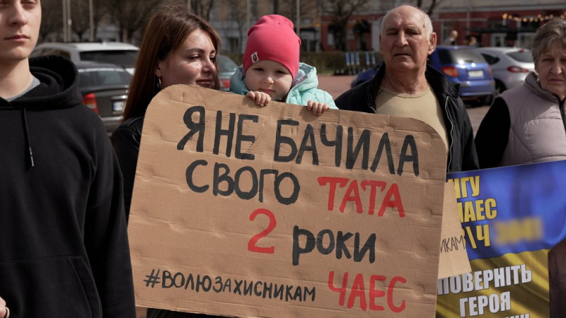 Людина за ґратами та діти, які пишуть листи батькам: у Чернігові пройшла акція на підтримку полонених ЧАЕС