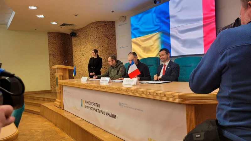 Зруйнований після ракетного удару дах драмтеатру в Чернігові відремонтують за гроші французького агентства
