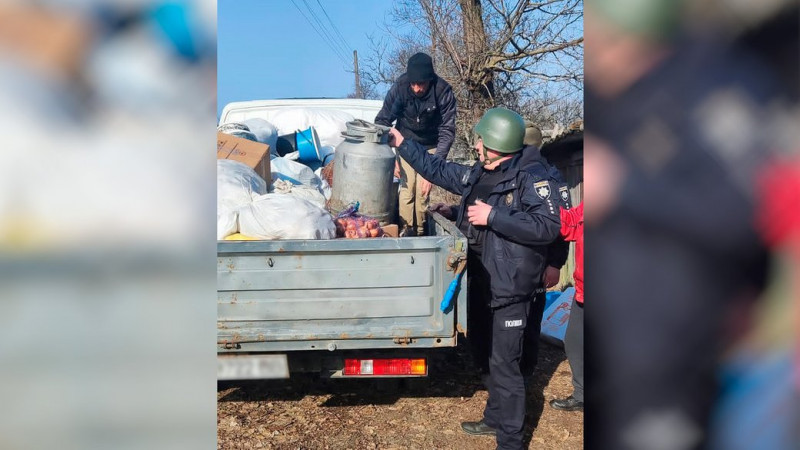 З прикордоння Чернігівщини, яке російські війська обстрілюють, поліцейські допомагають людям евакуюватися