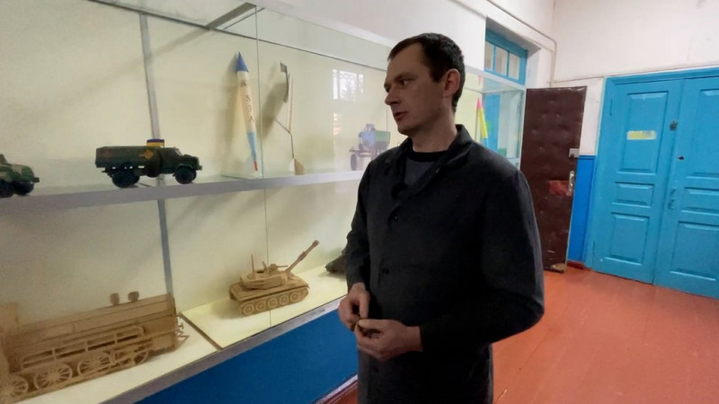 Ракети, броньовики, патрульні катери: у Прилуках на Чернігівщині діти виготовляють зменшені копії військової техніки
