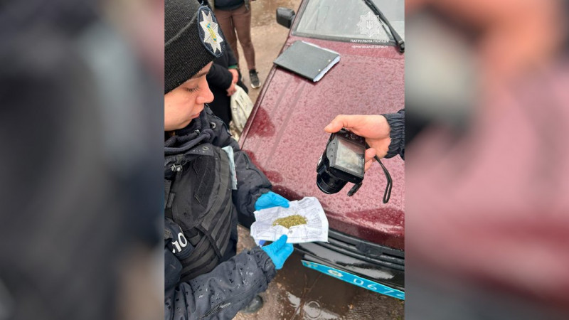 Алкоголю вище норми у 17 разів, відсутність прав і згорток з речовиною: у Чернігові водій з пасажиркою потрапили в ДТП