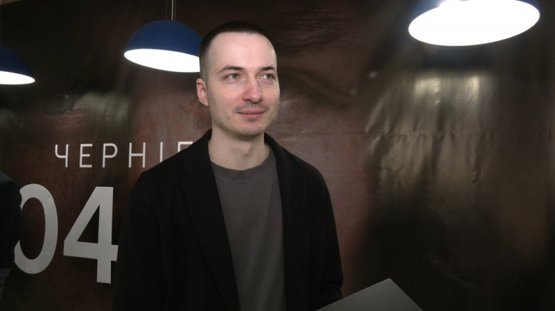 Фотографії більше сотні людей, які працювали у місті під час бойових дій: відбулась презентація книги "04:35 Чернігів"