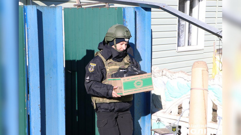 "У мене вже просто нервовий зрив почався": на Чернігівщині поліцейські евакуювали пенсіонерку з прикордонного села