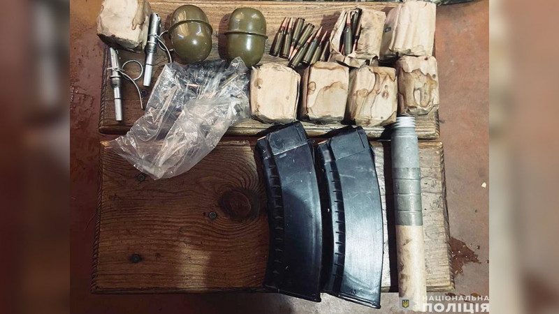 У двох жителів Корюківщини виявили зброю, ще в одного — зброю та наркотики