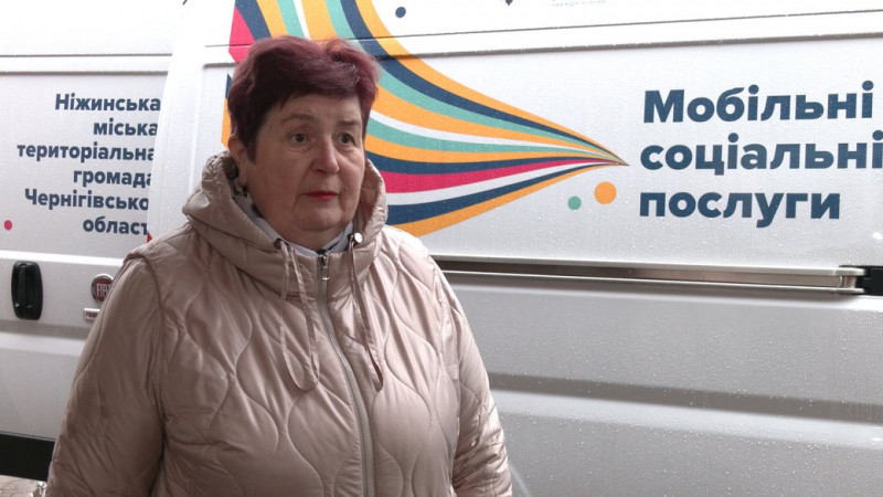 Стрижуть людей та допомагають по господарству: як на Чернігівщині працює мобільна бригада соціальних послуг