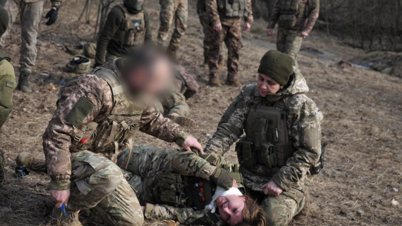 Евакуація пораненого, зупинка кровотечі, психологічна підтримка: на Чернігівщині проходять навчання з тактичної медицини