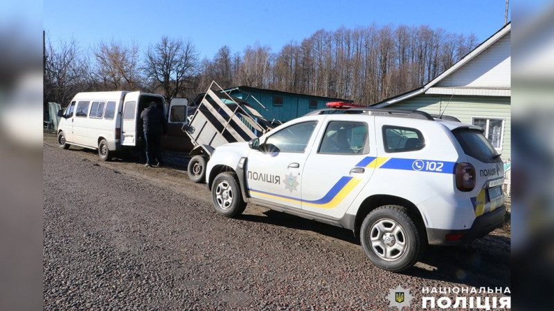 "У мене вже просто нервовий зрив почався": на Чернігівщині поліцейські евакуювали пенсіонерку з прикордонного села