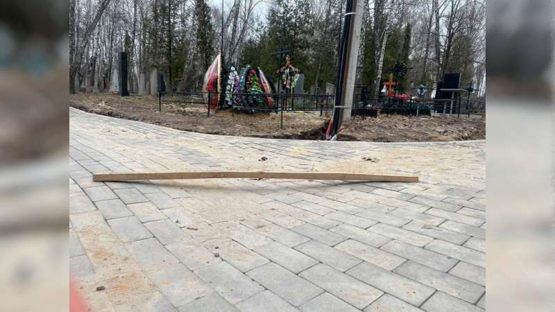 Просідання бруківки на кладовищі в Ялівщині: у Чернігові в управлінні ЖКГ пояснили причину
