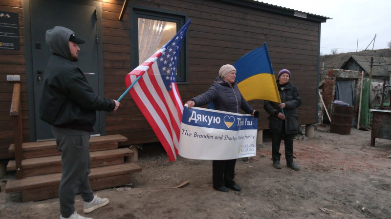 Жителі Новоселівки, що біля Чернігова, отримали два модульні будинки від американських благодійників