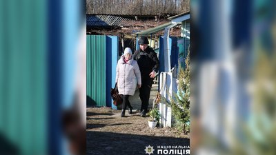 "У мене вже просто нервовий зрив почався": на Чернігівщині поліцейські евакуювали пенсіонерку з прикордонного села