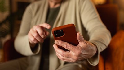 На Чернігівщині невідома жінка, яка представилася співробітницею банку, ошукала пенсіонерку на 74 тисячі гривень