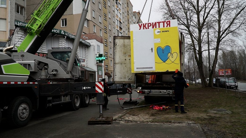На зупинках громадського транспорту у Чернігові встановили модульні укриття