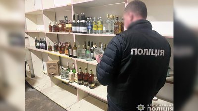 У двох чернігівців правоохоронці вилучили 2 тонни фальсифікованого алкоголю на понад пів мільйона гривень