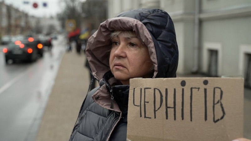 "Гроші на ЗСУ": що вимагають учасники акції та як на це реагує міська влада у Чернігові