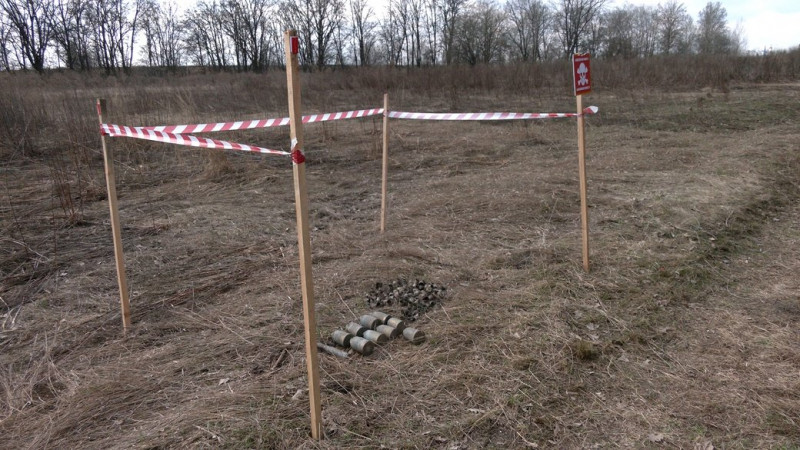Чернігівські піротехніки розміновують територію біля "Яцево": що знаходять та скільки ще працюватимуть