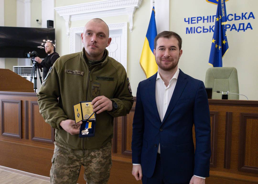 Бійцям 1-шої окремої танкової Сіверської бригади вручили відзнаки «За оборону Чернігова»