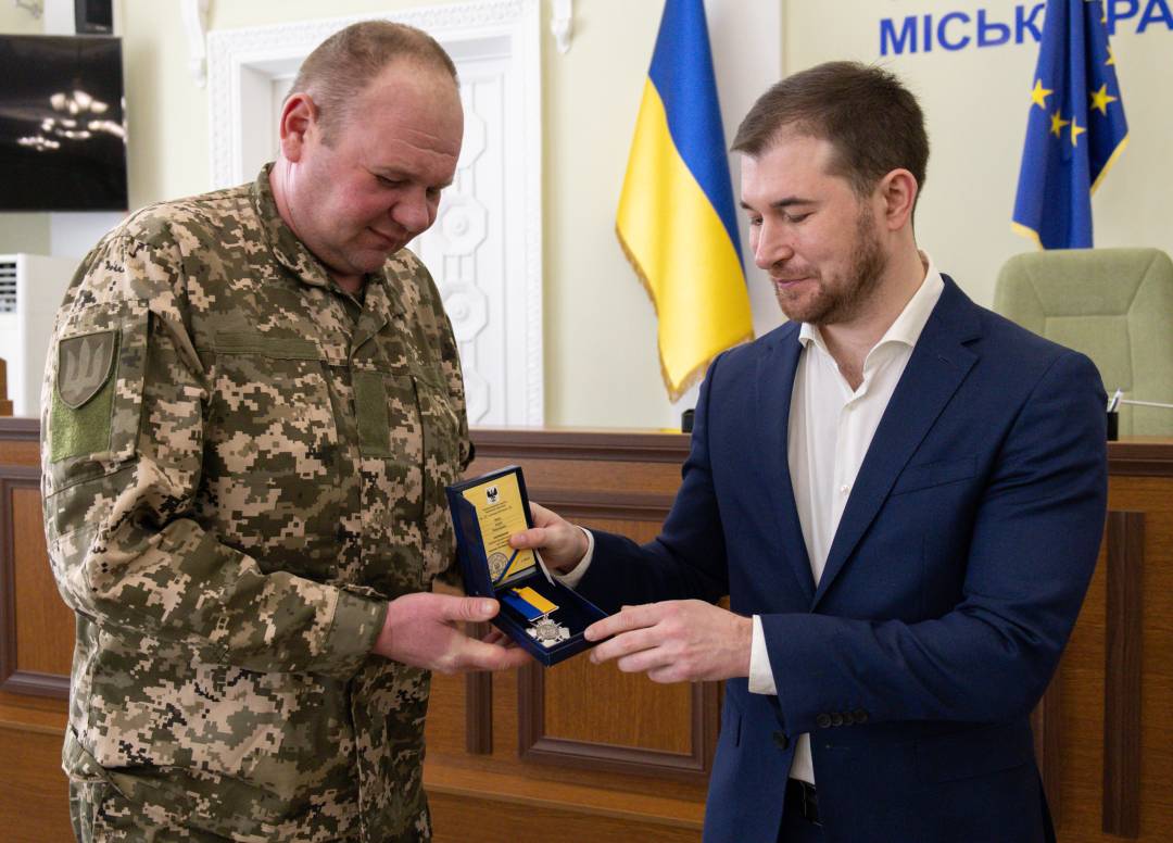 Бійцям 1-шої окремої танкової Сіверської бригади вручили відзнаки «За оборону Чернігова»