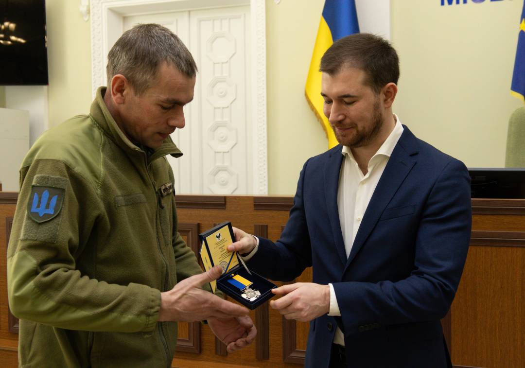 Бійцям 1-шої окремої танкової Сіверської бригади вручили відзнаки «За оборону Чернігова»
