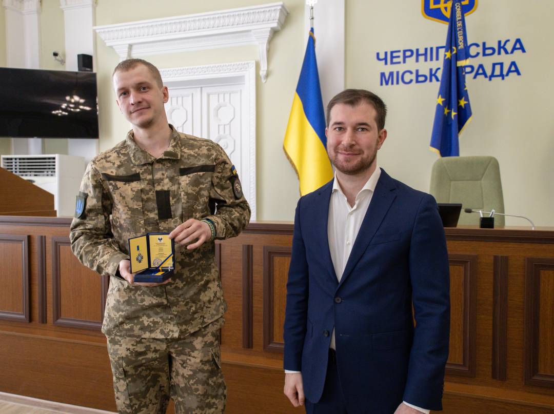 Бійцям 1-шої окремої танкової Сіверської бригади вручили відзнаки «За оборону Чернігова»
