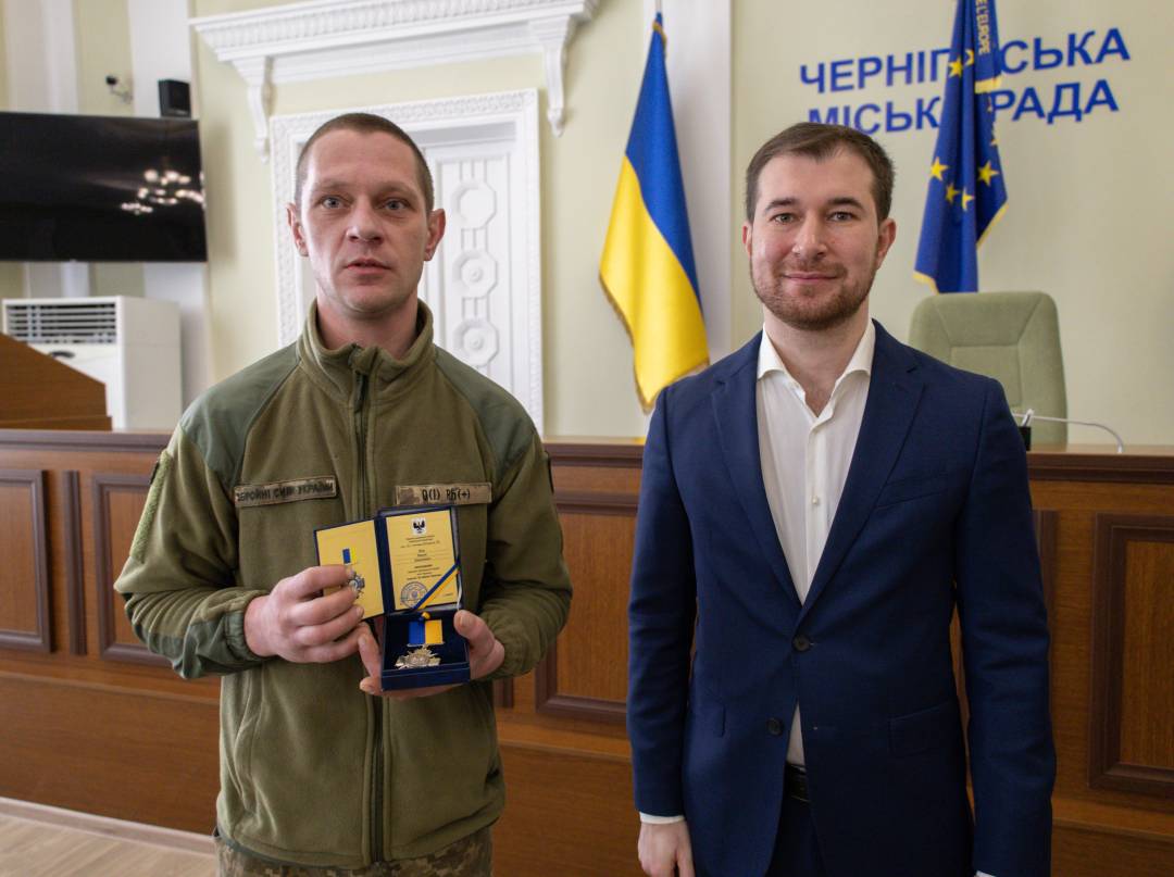 Бійцям 1-шої окремої танкової Сіверської бригади вручили відзнаки «За оборону Чернігова»