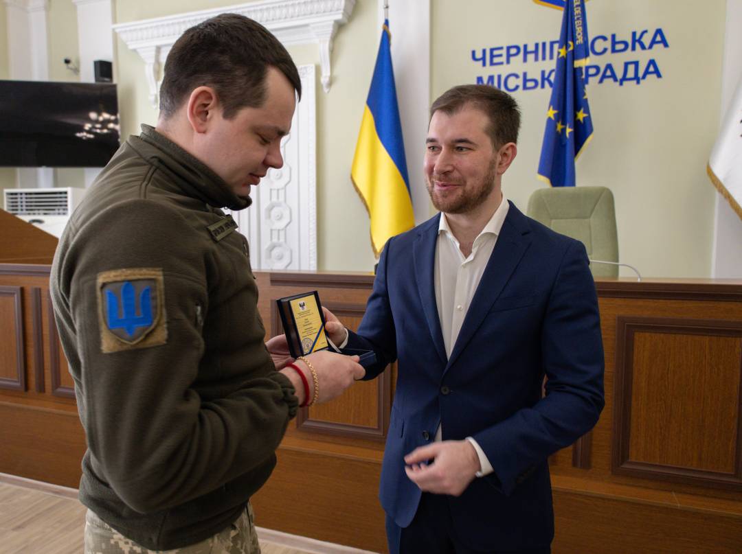 Бійцям 1-шої окремої танкової Сіверської бригади вручили відзнаки «За оборону Чернігова»