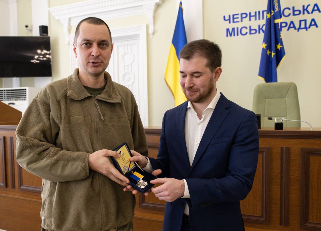 Бійцям 1-шої окремої танкової Сіверської бригади вручили відзнаки «За оборону Чернігова»