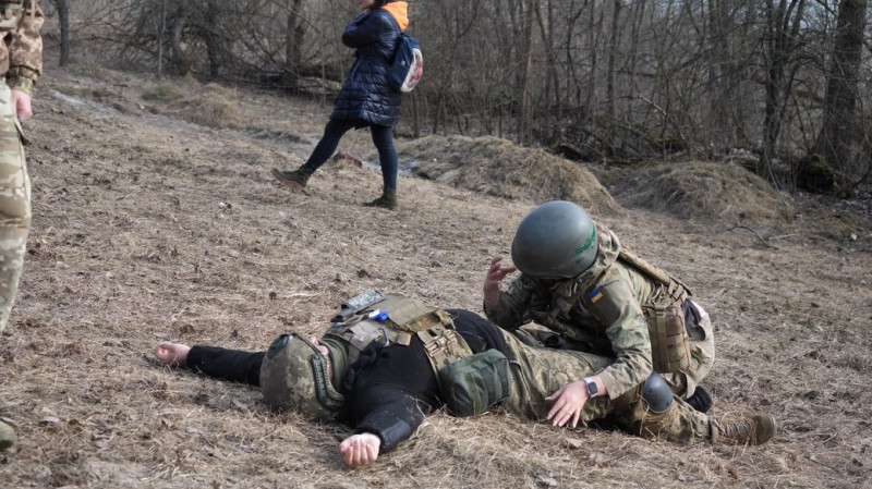 Евакуація пораненого, зупинка кровотечі, психологічна підтримка: на Чернігівщині проходять навчання з тактичної медицини