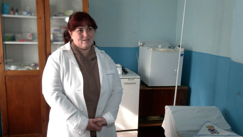 "Ми б хотіли, щоб у нас фельдшерка була своя": на Городнянщині селяни просять санітарку вступити до медичного коледжу