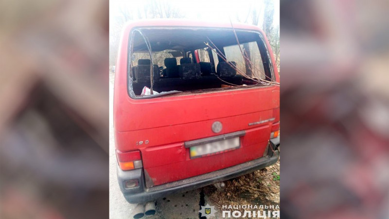 Дві жінки та чоловік отримали травми: подробиці влучання російського дрона у маршрутку поблизу Семенівки