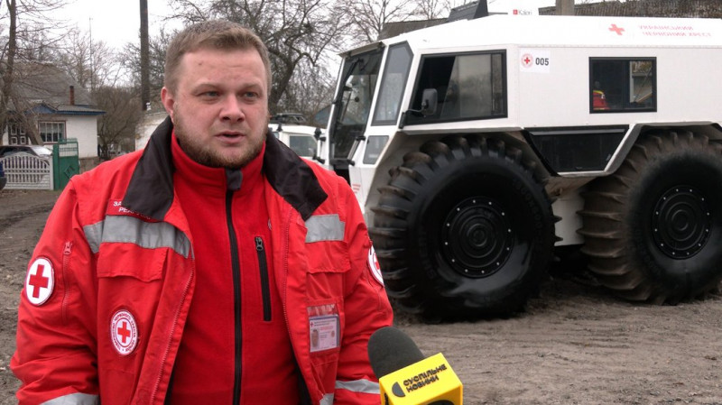Перевозять людей, доставляють харчі та ліки: як на Чернігівщині допомагають жителям Малого Дирчина, де підтопило дорогу