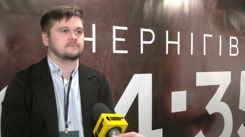 Фотографії більше сотні людей, які працювали у місті під час бойових дій: відбулась презентація книги "04:35 Чернігів"