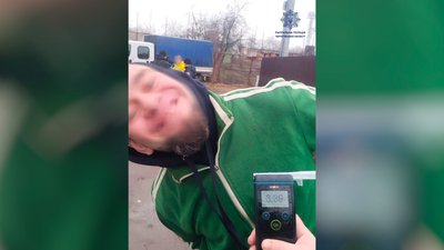 Алкоголю вище норми у 17 разів, відсутність прав і згорток з речовиною: у Чернігові водій з пасажиркою потрапили в ДТП