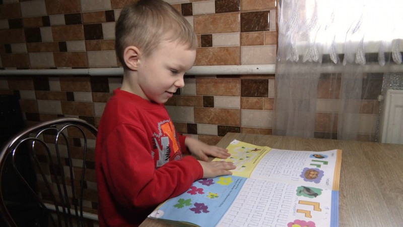 У 23 роки стала мамою для чотирьох чужих дітей: як на прикордонні Чернігівщини подружжя створило прийомну сім'ю