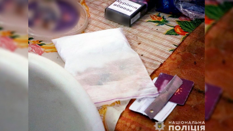 Виготовляли, збували психотропи на 150 тис грн за місяць і мали зброю: на Чернігівщині затримали 4 жителів Талалаївщини