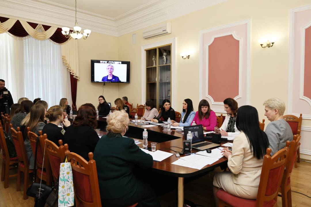 До Міжнародного дня боротьби за права жінок у міській раді відбувся тематичний круглий стіл