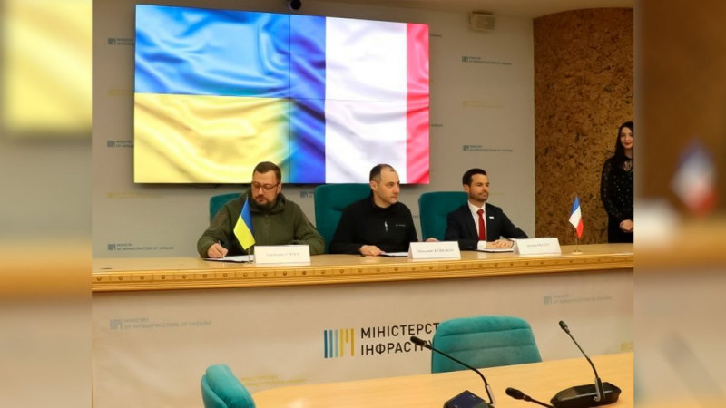 Зруйнований після ракетного удару дах драмтеатру в Чернігові відремонтують за гроші французького агентства