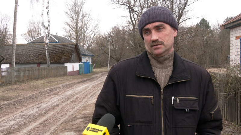 Перевозять людей, доставляють харчі та ліки: як на Чернігівщині допомагають жителям Малого Дирчина, де підтопило дорогу