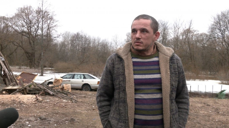 Перевозять людей, доставляють харчі та ліки: як на Чернігівщині допомагають жителям Малого Дирчина, де підтопило дорогу