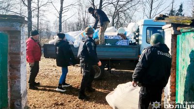 З прикордоння Чернігівщини, яке російські війська обстрілюють, поліцейські допомагають людям евакуюватися