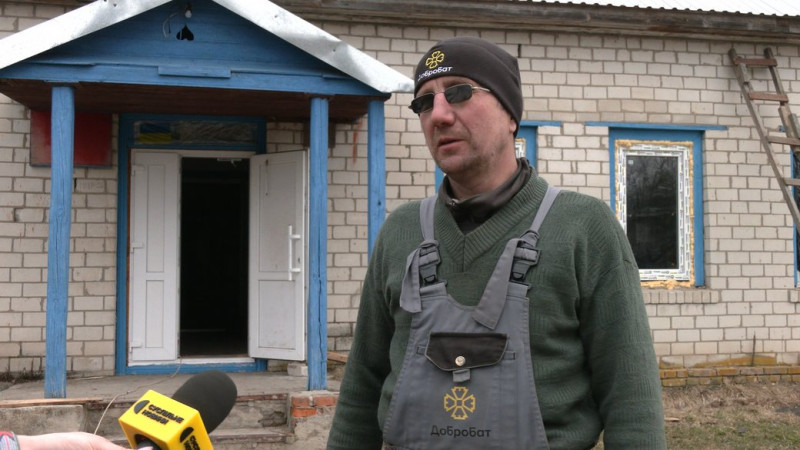 У селі на Чернігівщині волонтери з "Добробату" відновлюють клуб та 18 будинків, які були пошкоджені під час бойових дій