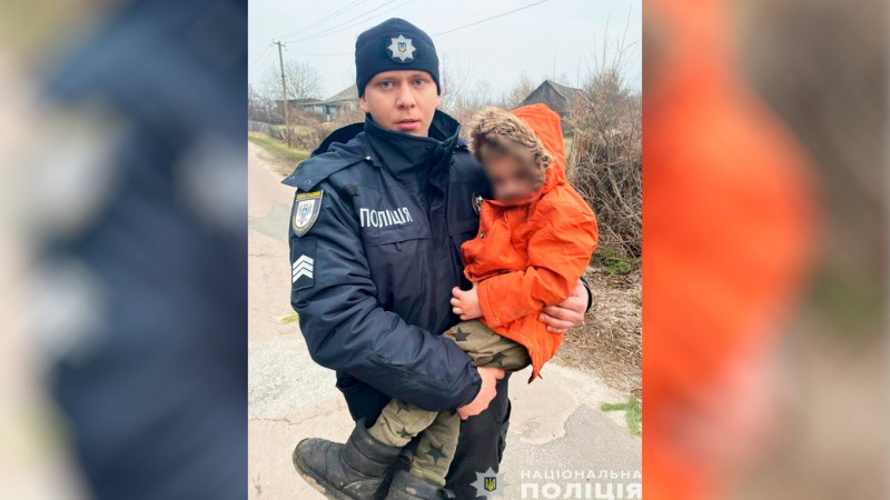 Шукали всю ніч, знайшли за кілометр від дому: у селі на Ніжинщині загубився 3-річний хлопчик
