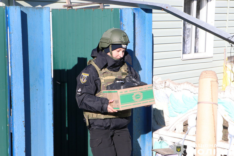 На Чернігівщині поліцейські евакуювали пенсіонерку з прикордонного села
