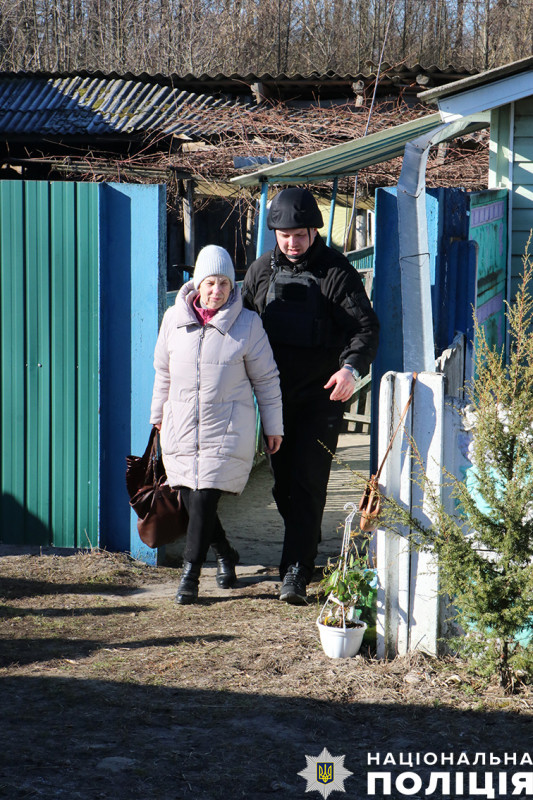 На Чернігівщині поліцейські евакуювали пенсіонерку з прикордонного села